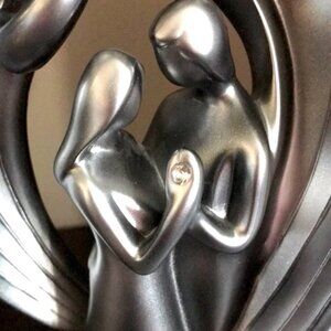 Beautiful sculpture with cristal in hands